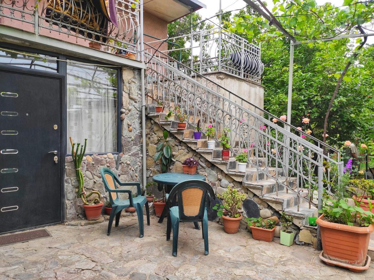 Guesthouse Ttt-1 Tbilisi ภายนอก รูปภาพ